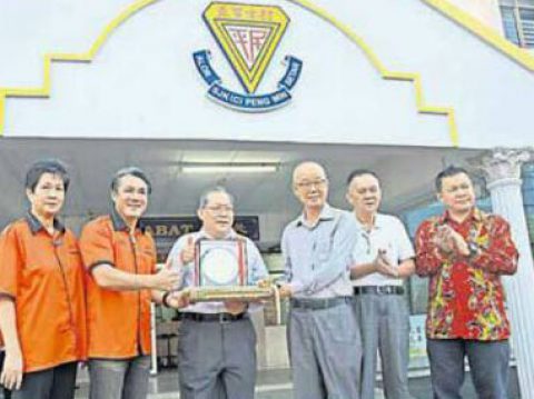 Newspaper Article on Teguh Harian’s contribution to Chinese School